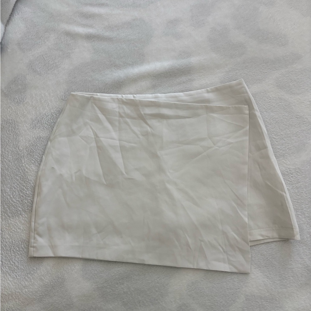Chic White Mini Skirt